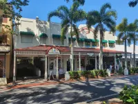 Macrossan House Boutique Holiday Apartments Hotel dekat Four Mile Beach