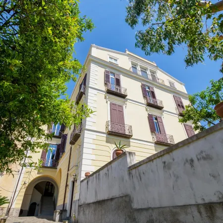 Coco's Apartments - de Vivo Realty
