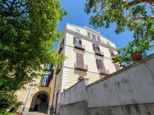 Coco's Apartments - de Vivo Realty