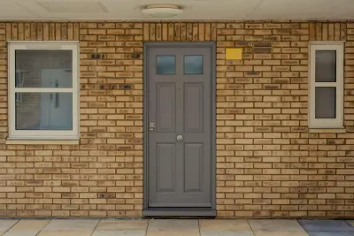 Premier Suites Reading Hotels near The Oracle