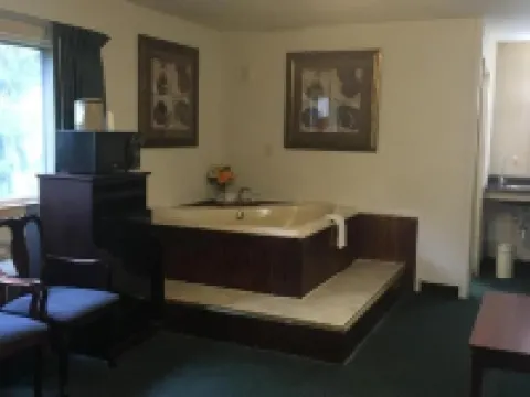 Rapids Inn & Suites Hotels in Wisconsin Rapids