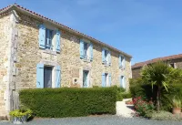 Au Clair du Soleil Hotels in Saint-Aubin-la-Plaine