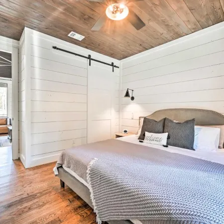 Private Hot Tub, Outdoor Fireplace: Broken Bow Gem