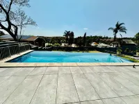 H & H Boutique & Spa - Pools