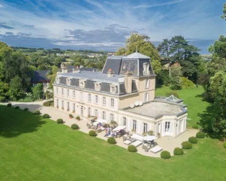 シャトー ラ シュヌヴィエール コムのホテル