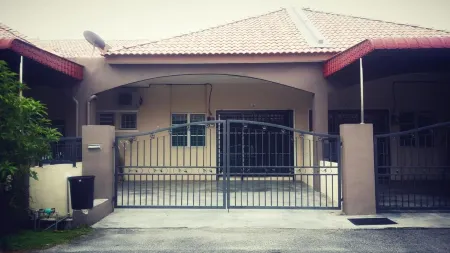 Fahaz Lumut Homestay