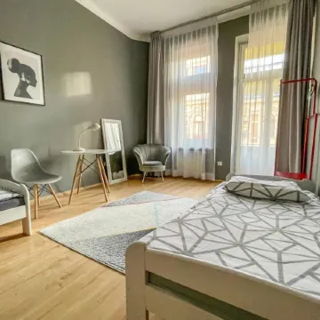 Moon Hostel Warszawa Отели рядом с достопримечательностью «Воля»