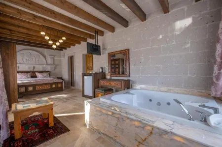 Underground Cave Suites Hotel Отели рядом с достопримечательностью «Cavusin Church»