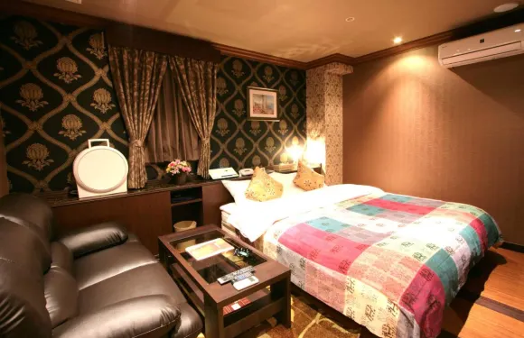 薩瑞賽奇國際店（限成人）