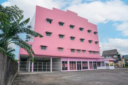 Hotel O Enjoy Homestay & Cafe Отели в г. Somba Opu