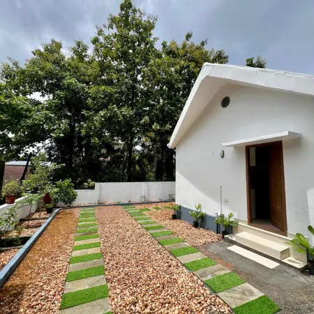 Little Chandhana Guest House