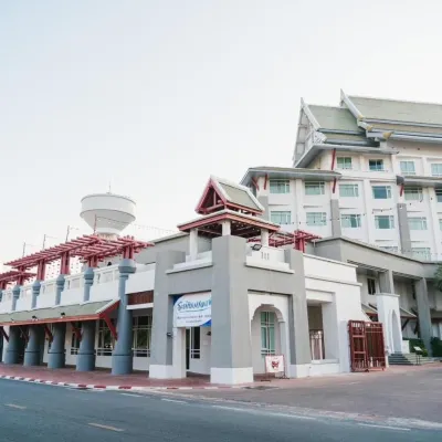 月宮江景飯店 Janokrong學校附近的飯店