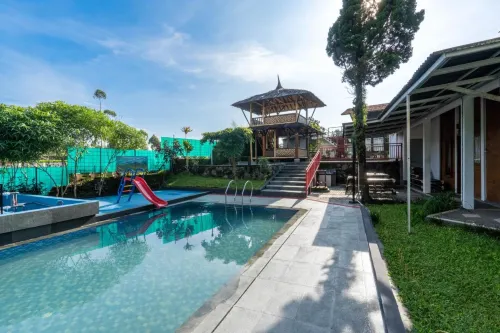 Villa Kayu Ciwidey - 3 Sao