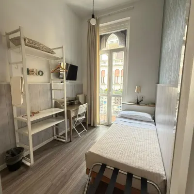 Hotel Malta Hotel dekat Stasiun Kereta Bawah Tanah Piola