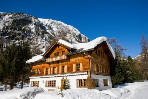 Gasthaus Spinas Hotels in Bever