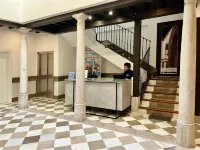 Apartamentos Puerta Elvira Suites 3000