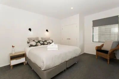 Wahi Nui Hotels near Mount John University Observatory
