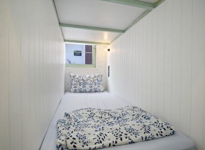 Monday Capsule Hostel and Thai Traditional Bath Bangkok