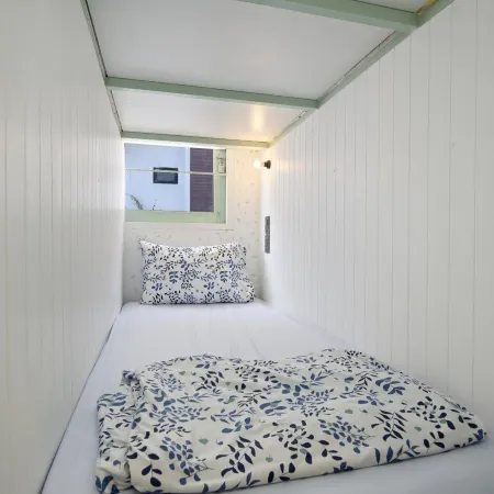 Monday Capsule Hostel and Thai Traditional Bath Bangkok Отели рядом с достопримечательностью «Школа Суан Кураб»