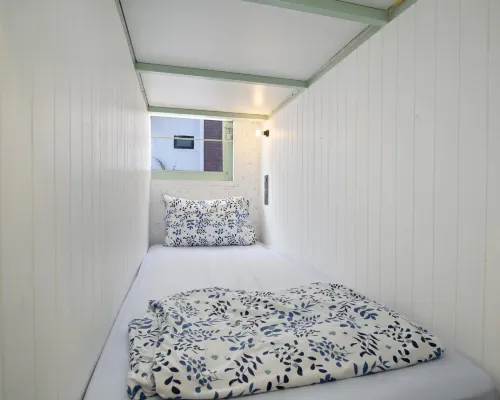 Monday Capsule Hostel and Thai Traditional Bath Bangkok Các khách sạn gần Trường Debsirin
