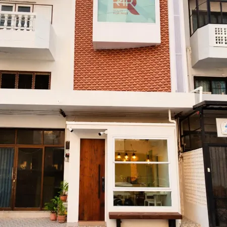 [R4R] RoomforRest Boutique Hotel Bangsaen Beach Отели рядом с достопримечательностью «Мыс Тан»