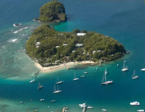 Young Island Resort Hotel di 