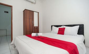 RedDoorz Syariah Plus Near Jatiwarna Toll Gate