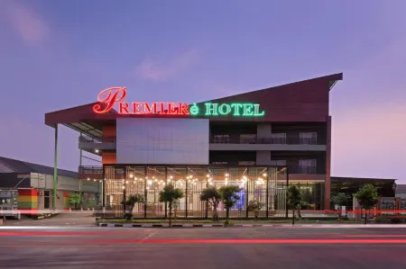 Premiere Hotel Tegal Отели рядом с достопримечательностью «Tek Hay Kiong Temple»