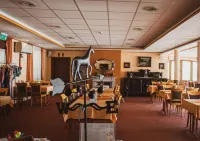 Hétkúti Wellness Hotel فنادق في Fehervarcsurgo