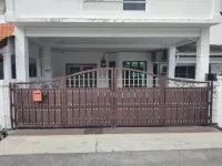 2 Storey 5BR 16pax Semabok Taman Cheng Ho, 3 by Myplace Hotels in 