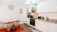 Mega1 Luxury Spacious 1Bedroom Apartment, Manchester - parking