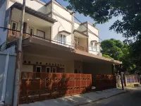 De Hanami Homestay Hotels in Harjamukti