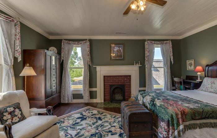 Carrier Houses Bed & Breakfast
