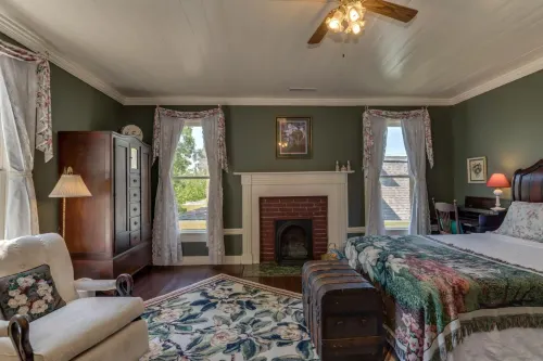 Carrier Houses Bed & Breakfast