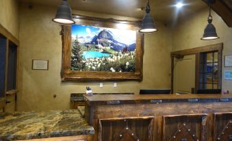 Glacier International Lodge
