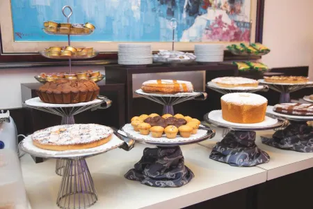 Hotel Gabbiano Отели рядом с достопримечательностью «Greetings from Mola di Bari»