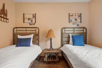 Ghostriders 11 by AvantStay Top Floor Condo w Large Patio Mountain Views