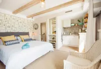 The Beach House Studios & Suites Hôtels à proximité de : La Casa Del Cable Espai D'art