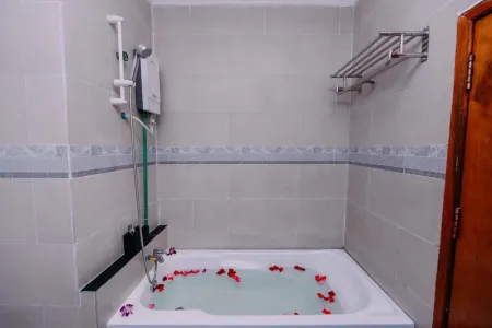 Sky Palace Boutique Hotel Отели рядом с достопримечательностью «Phnom Sampeau|Phnom Sampov»