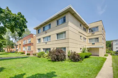 Convenient Skokie Condo - Walk to Train! Hotels near Lakeside Church of Chicago
