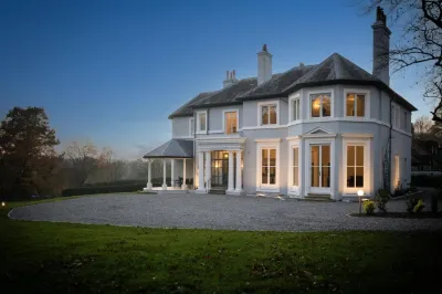 Huntsland House Hotels in Copthorne
