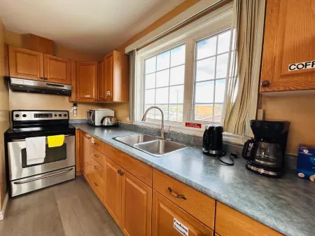 Midnight Sun Inn Отели в г. Юкон