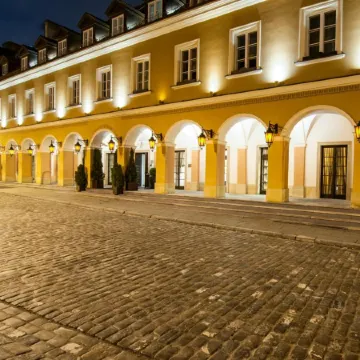 Mamaison le Regina Boutique Hotel Отели рядом с достопримечательностью «Замковая площадь»
