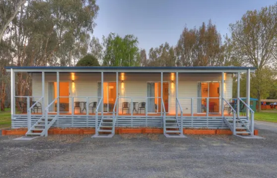 耶亞河岸房車公園