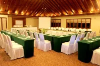 Laras Asri Resort & Spa فنادق في Argomulyo
