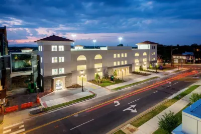 Hotel Madison & Shenandoah Conference Ctr. Отели рядом с достопримечательностью «Museum of American Jewelry Design and Manufacturing»