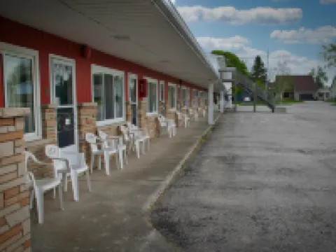 Maple Leaf Inn Hotels in Bruce County