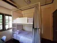 Atom Poshtel Hoteles en Mae Sariang