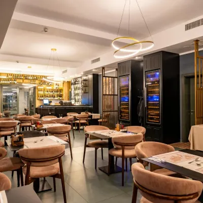 Atlas Hotel Hotels near Victory Square