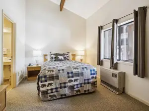 Cedarbrook Deluxe Two Bedroom Suite with Outdoor Heated Pool 10304